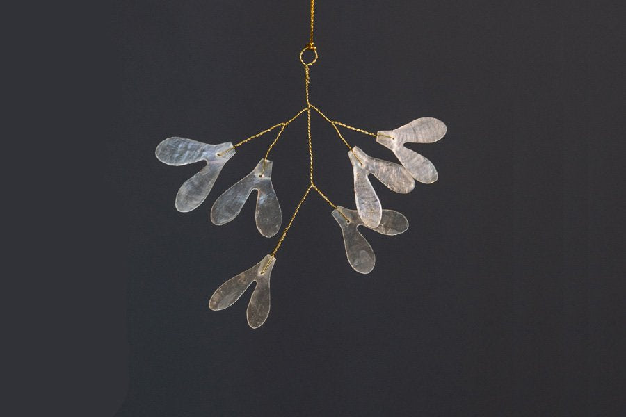 Mistletoe L capiz 11.5cm off white w/ Gold Lining