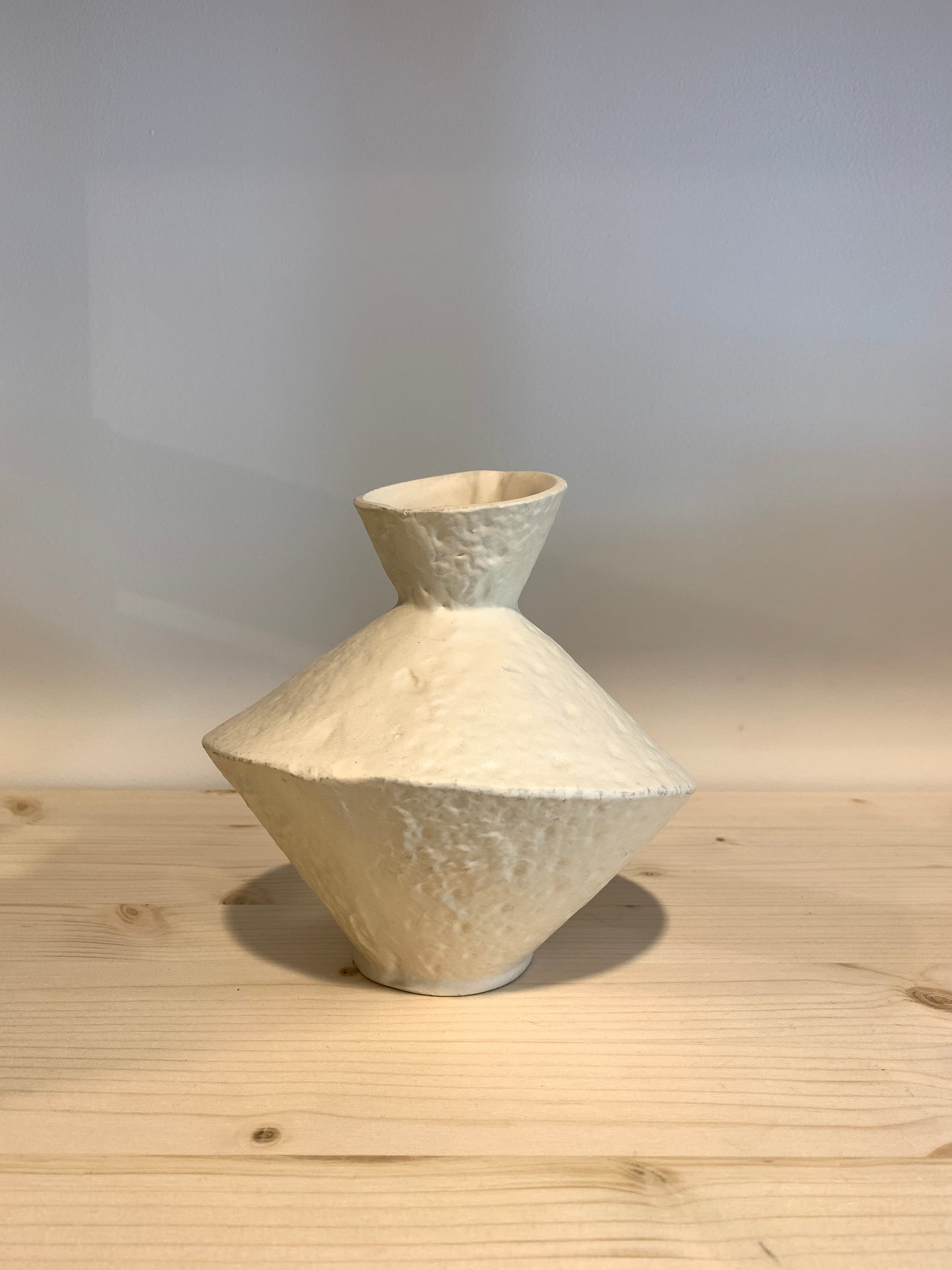 Asymetric Vase Cream ‘Cantilan’